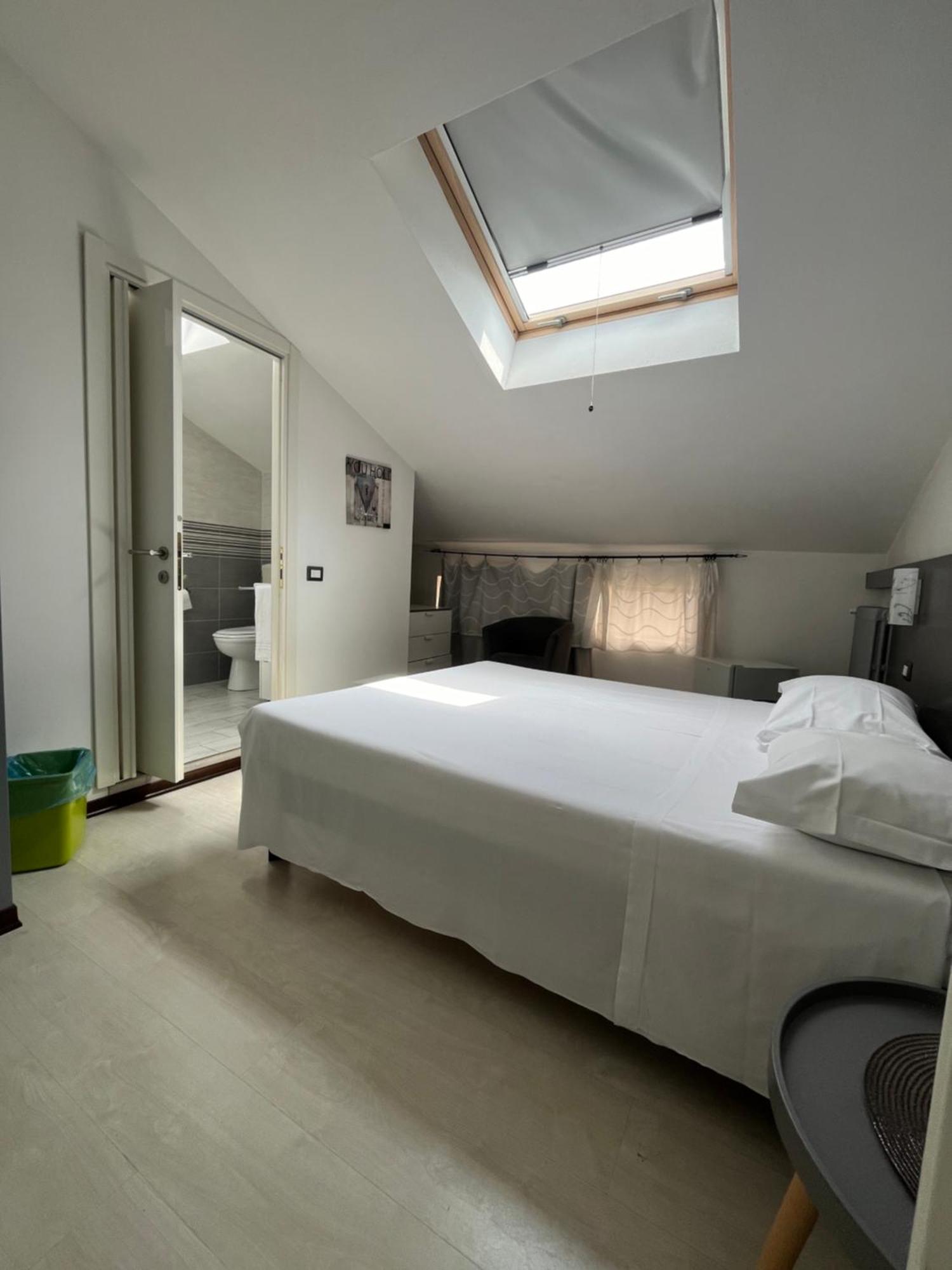 Bella Vita Guesthouse -Parcheggio Privato Interno Arona Exterior photo