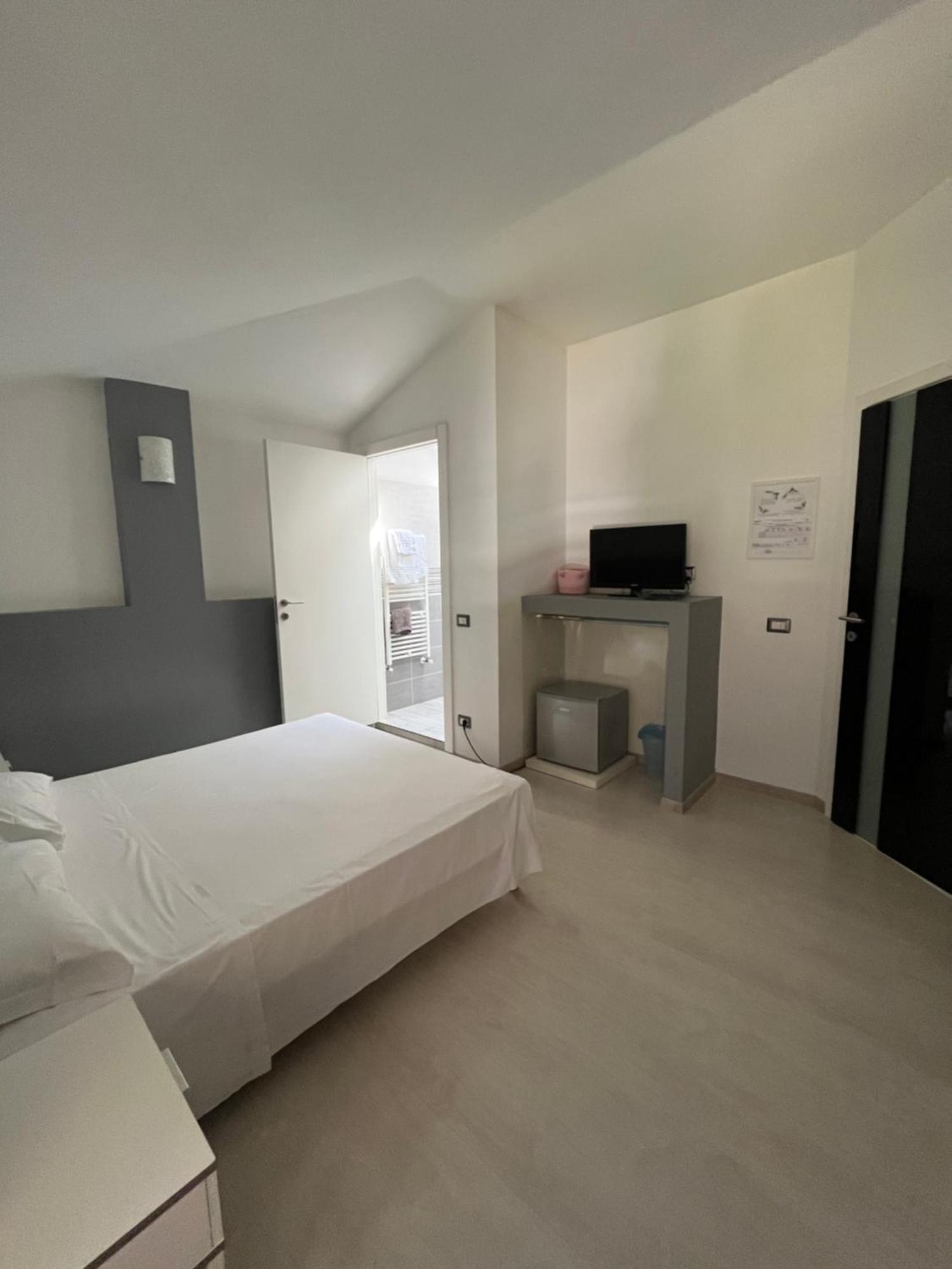 Bella Vita Guesthouse -Parcheggio Privato Interno Arona Exterior photo