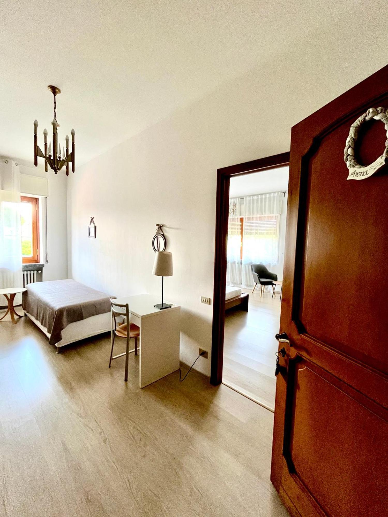 Bella Vita Guesthouse -Parcheggio Privato Interno Arona Exterior photo