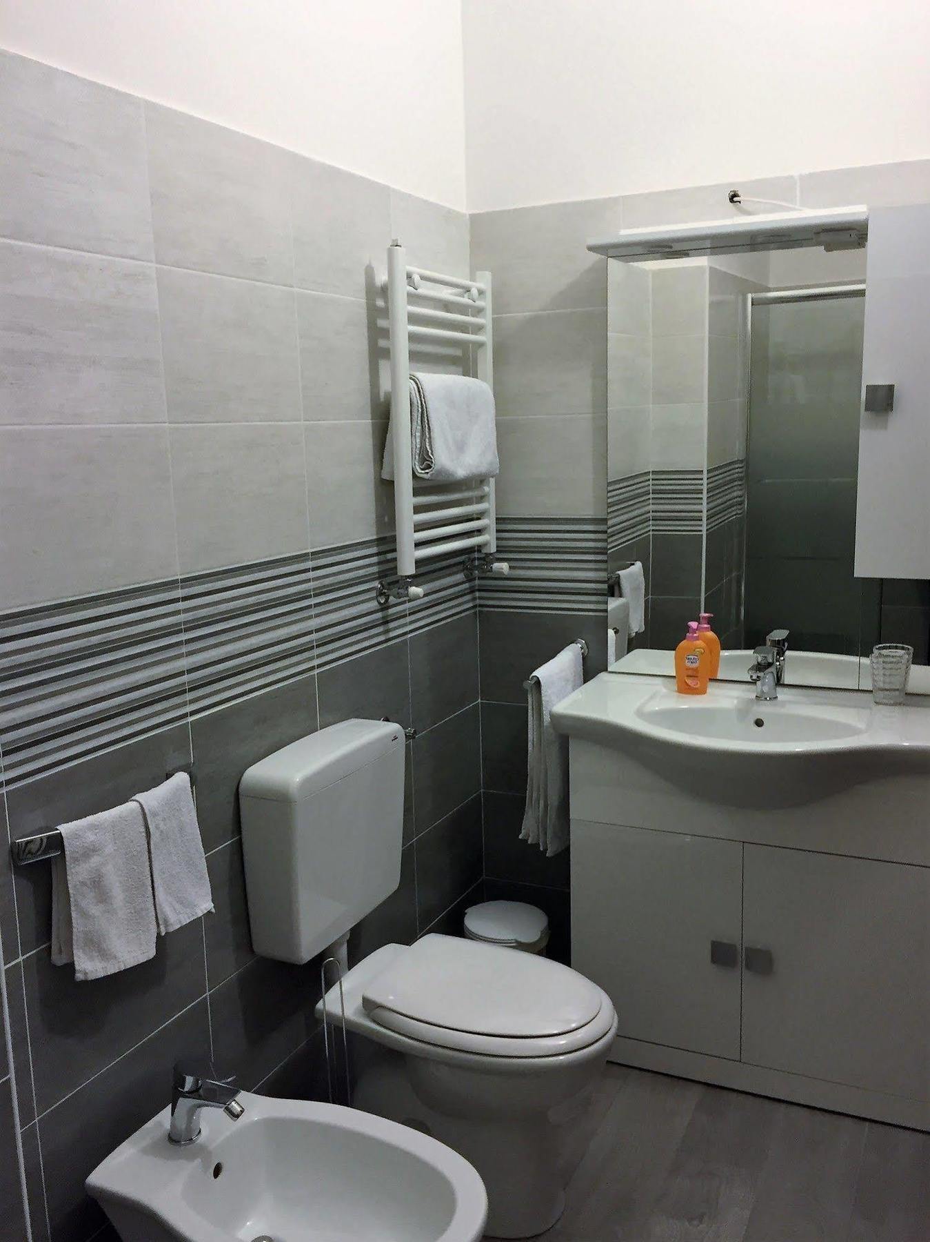 Bella Vita Guesthouse -Parcheggio Privato Interno Arona Exterior photo